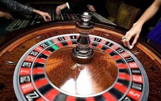Filipino player enjoying lodivip live casino and VIP rewards on smartphone